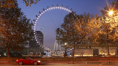 Londra’da yolda giden otomobil