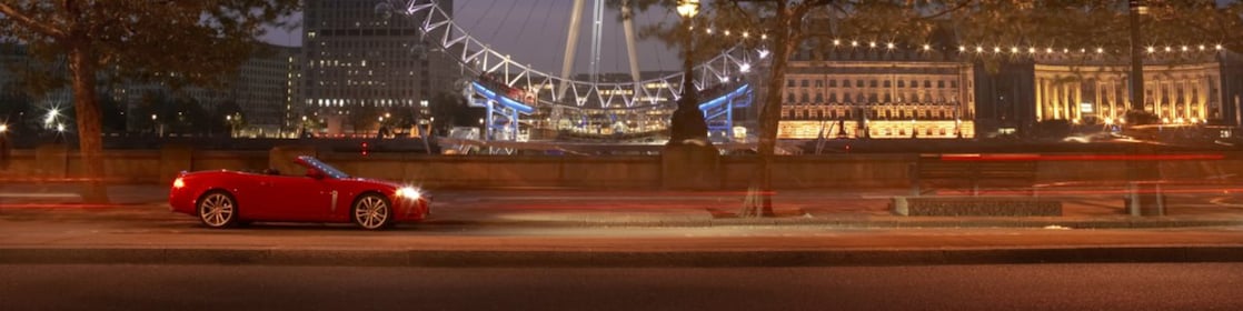 Londra’da yolda giden otomobil