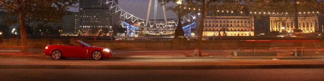Londra’da yolda giden otomobil