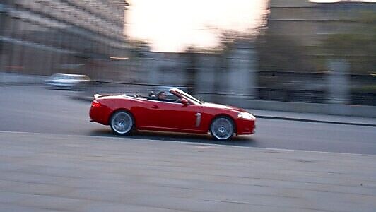 Sokakta Big Ben’in önünde duran otomobil