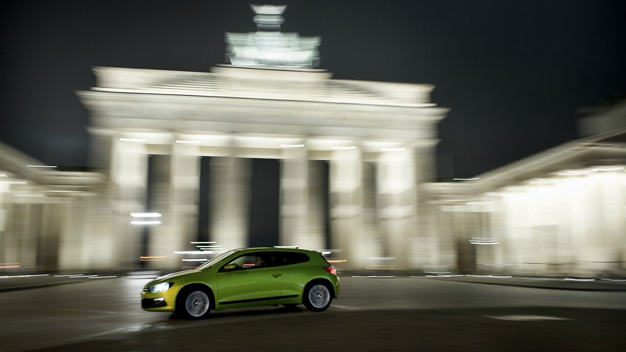 yeşil otomobil gece hızla gidiyor