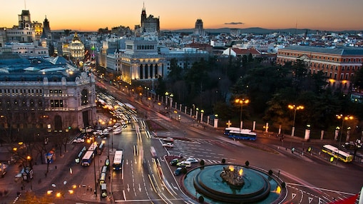 Cibeles meydanının hava kararırken tepeden görünümü