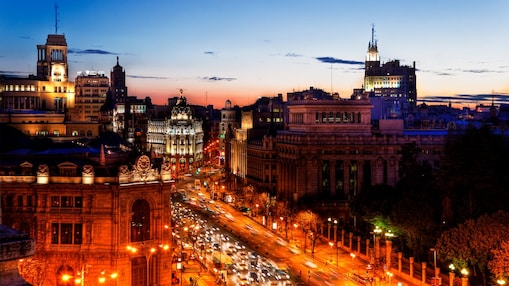 Madrid şehri sokakları ve sokak lambaları