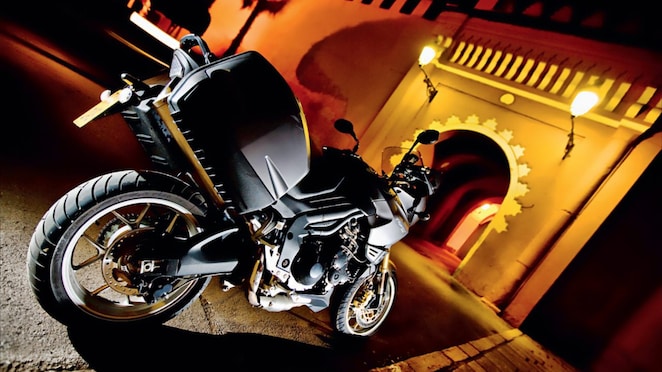 yol kenarında duran motosiklet