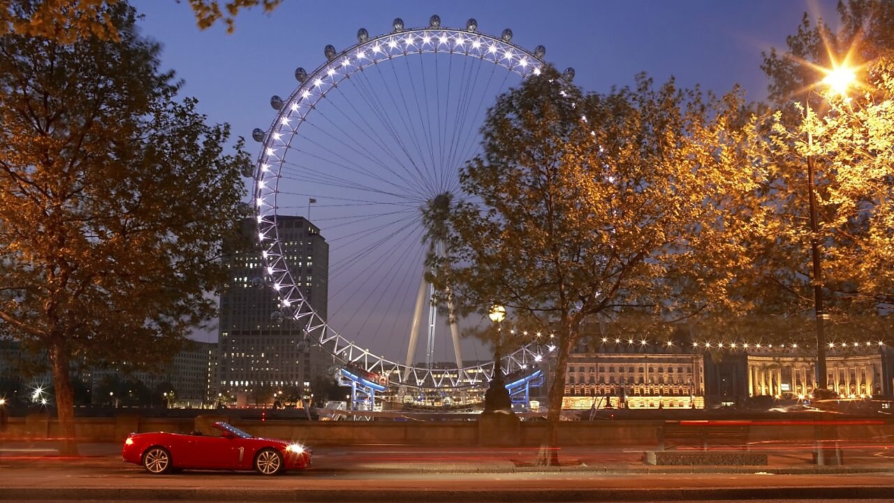 Londra’da yolda giden otomobil