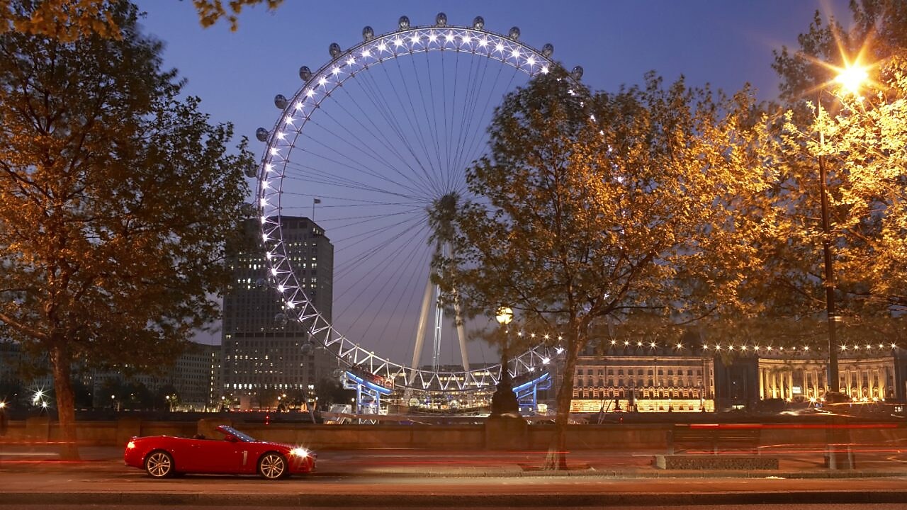 Londra’da yolda giden otomobil