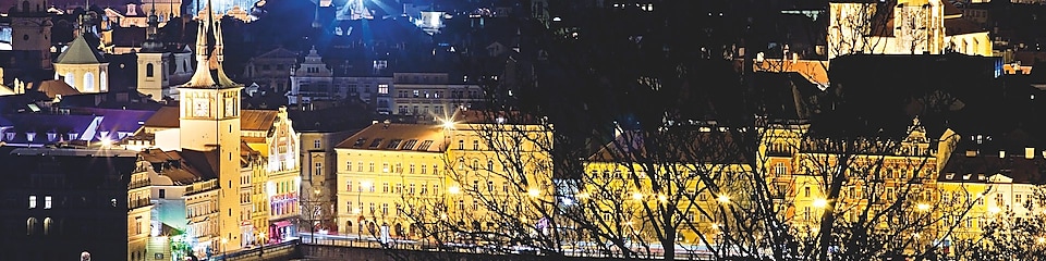 Gece Prag şehrinden bir görüntü