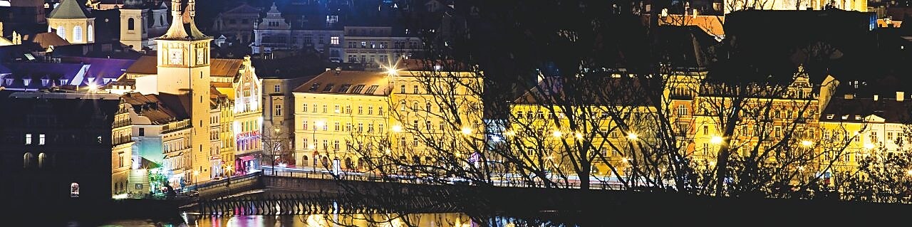 Gece Prag şehrinden bir görüntü