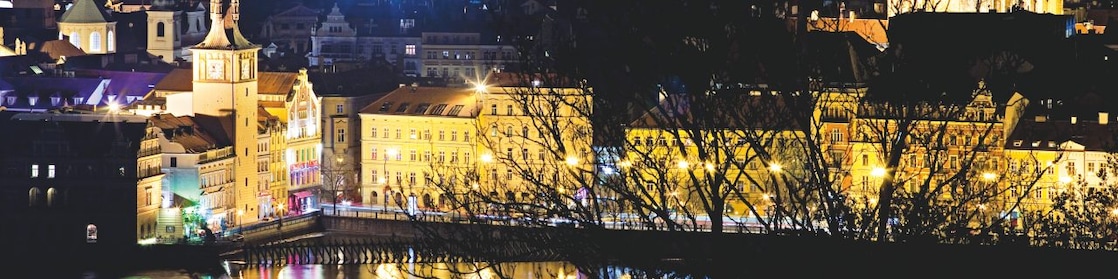 Gece Prag şehrinden bir görüntü