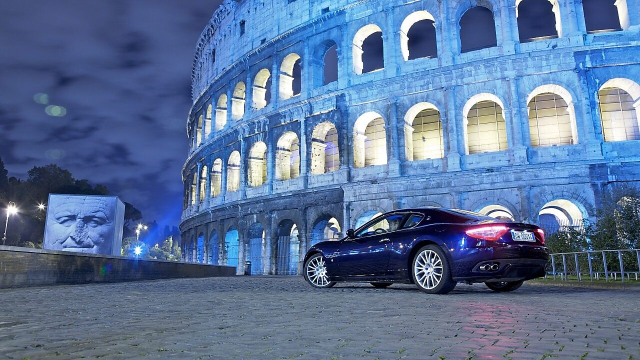 Gece, Roma’da Colosseum’un önünde park etmiş otomobil