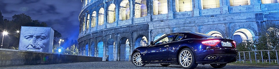 Gece, Roma’da Colosseum’un önünde park etmiş otomobil