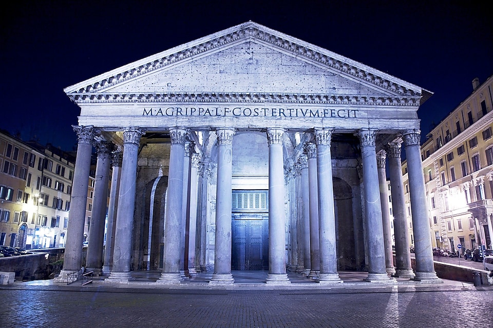 Gece Roma’da bir yapının kalıntıları