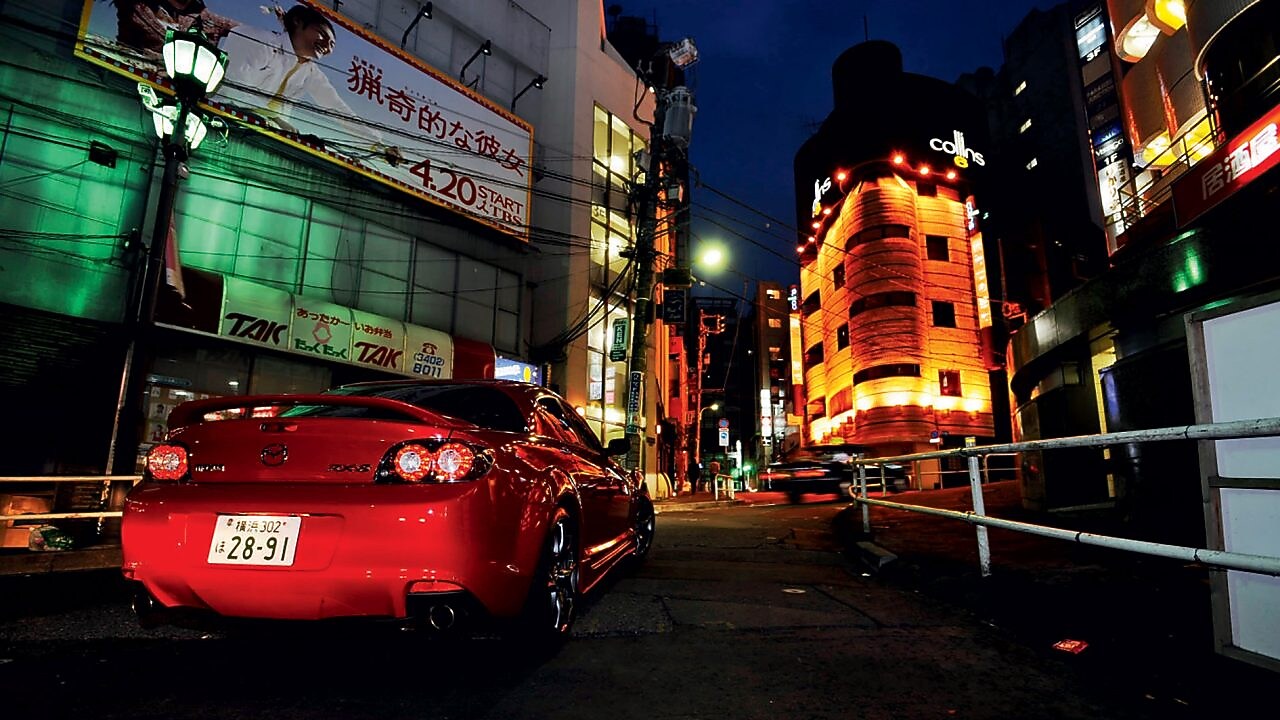 Gece Tokyo’da ilerleyen Mazda