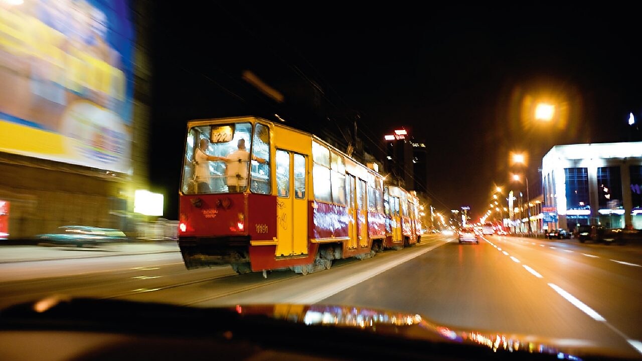 Gece Varşova sokaklarında tramvay