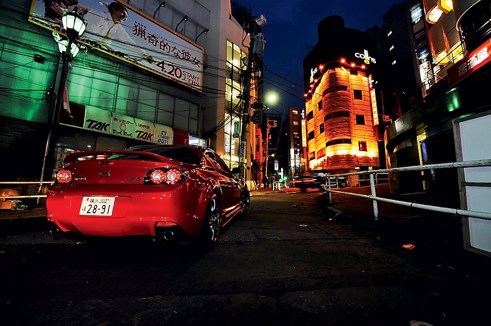 Gece Tokyo’da ilerleyen Mazda