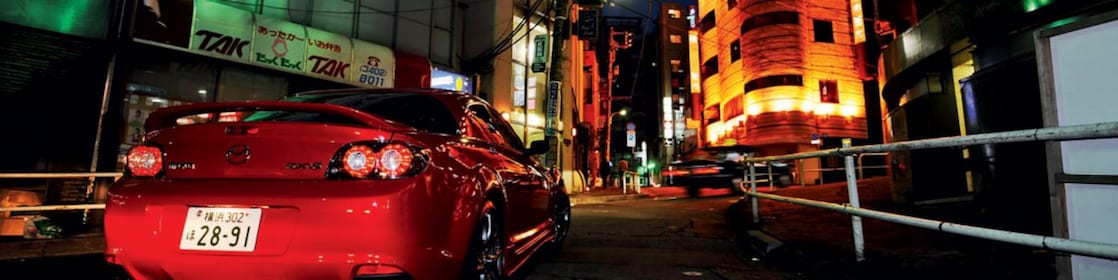 Gece Tokyo’da ilerleyen Mazda