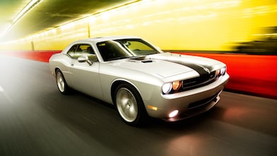 San Francisco'da tünelden geçen Mustang