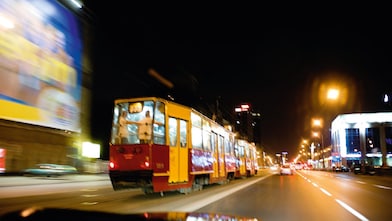 Gece Varşova sokaklarında tramvay