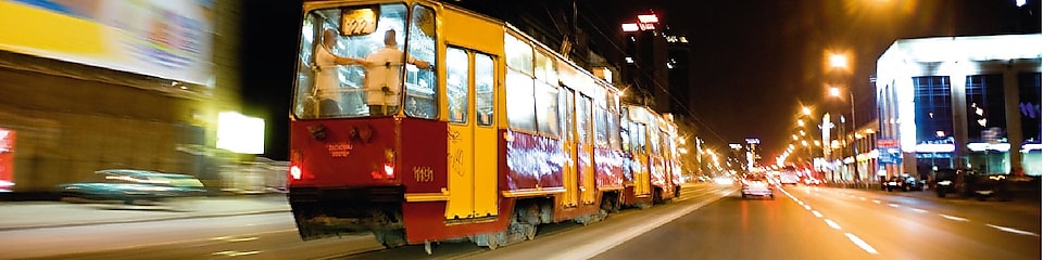 Gece Varşova sokaklarında tramvay