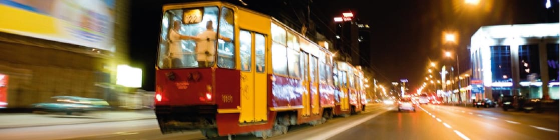 Gece Varşova sokaklarında tramvay