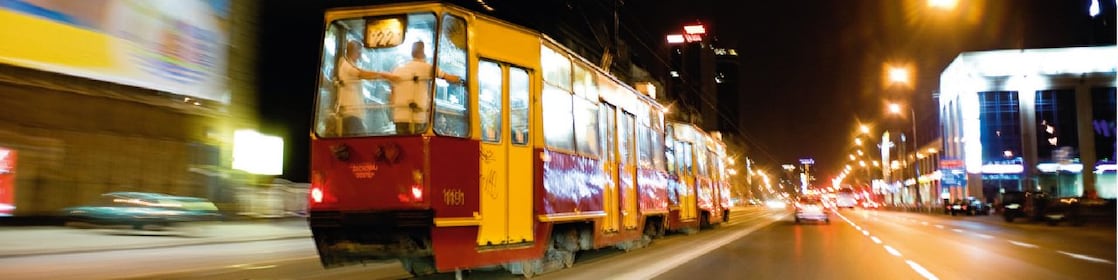 Gece Varşova sokaklarında tramvay