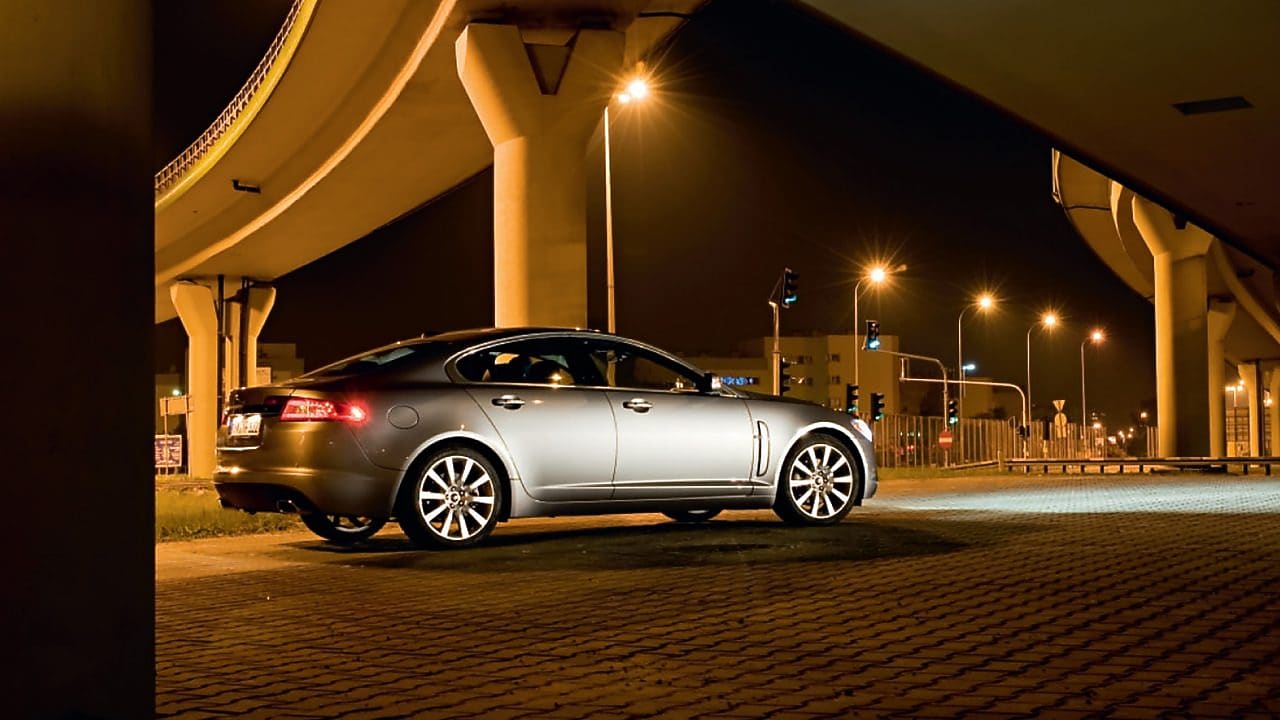 Gece yarısı sokakta bir otomobil