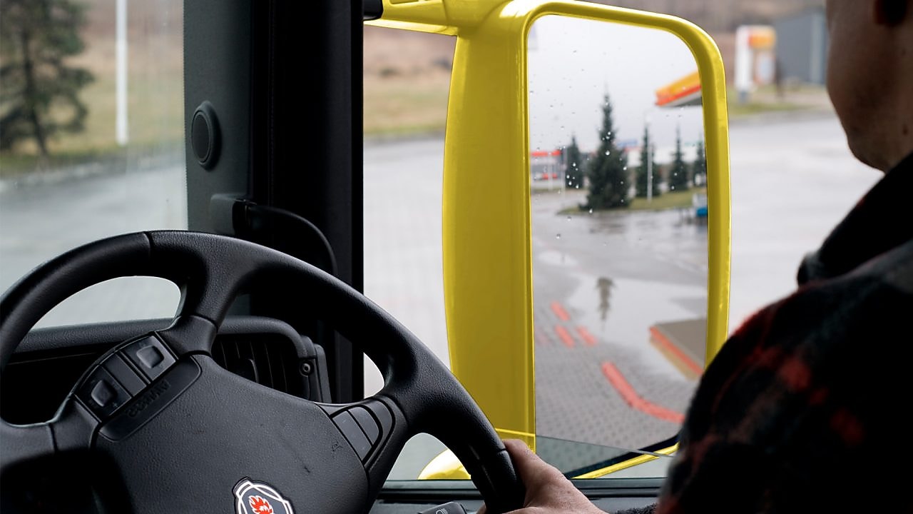 Bir el direksiyonu tutuyor