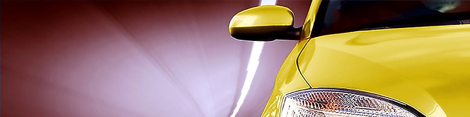 Bir tünelden geçen sarı bir otomobilin önden görüntüsü, sağ ön far ve yan ayna görüntüde