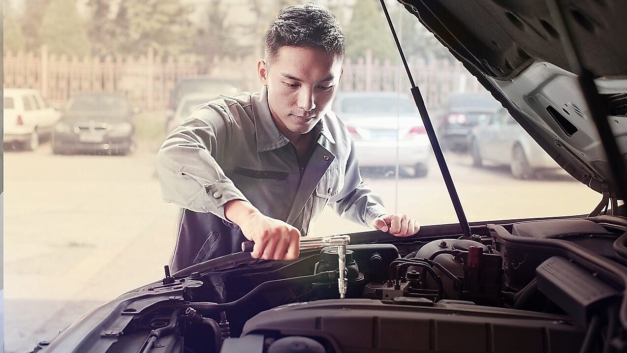 Tamirci bir otomobili tamir ederken