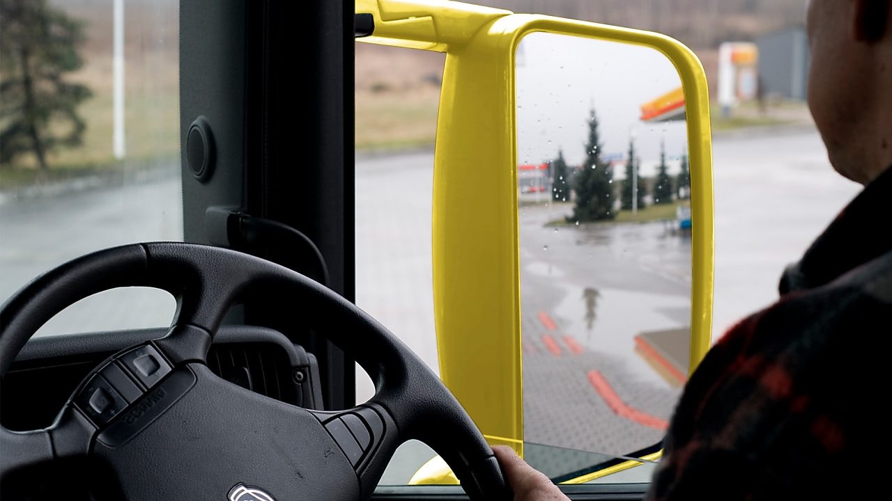 Bir el direksiyonu tutuyor