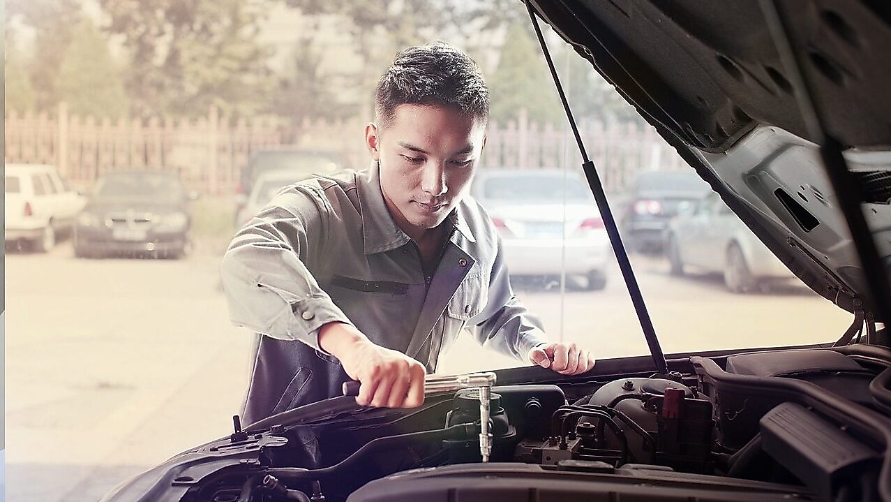 Tamirci bir otomobili tamir ederken