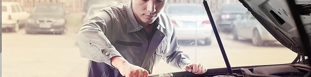 Tamirci bir otomobili tamir ederken