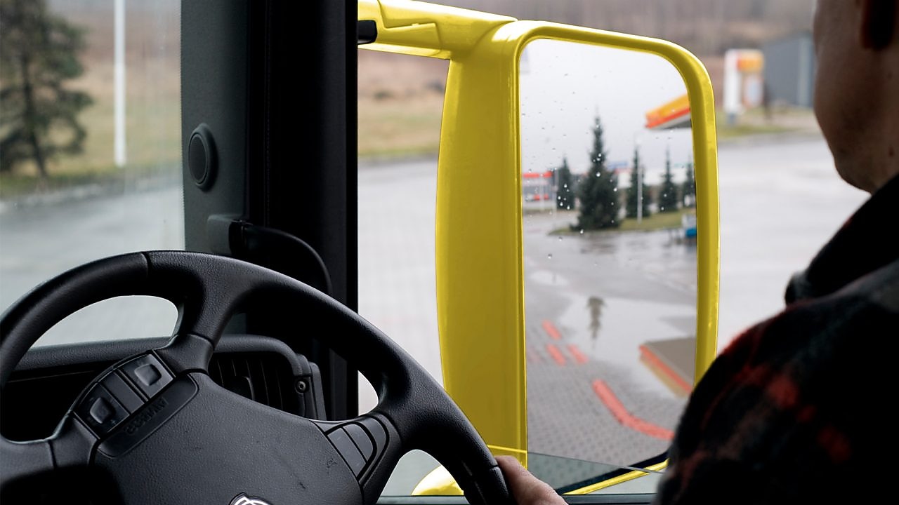 Bir el direksiyonu tutuyor