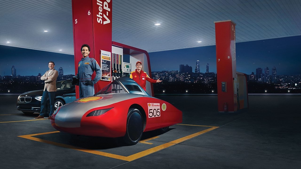 Shell istasyonunda bulunan insan görüntüleri