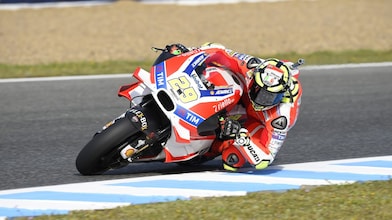 Ducati superbike ve sürücüsü yarış pistinde köşeyi dönüyorlar