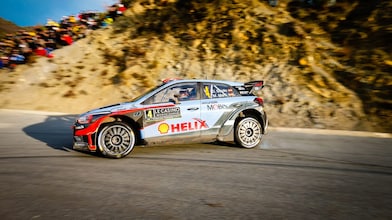 Ralli otomobili dünya ralli şampiyonasında bir köşeden drift yaparak dönüyor