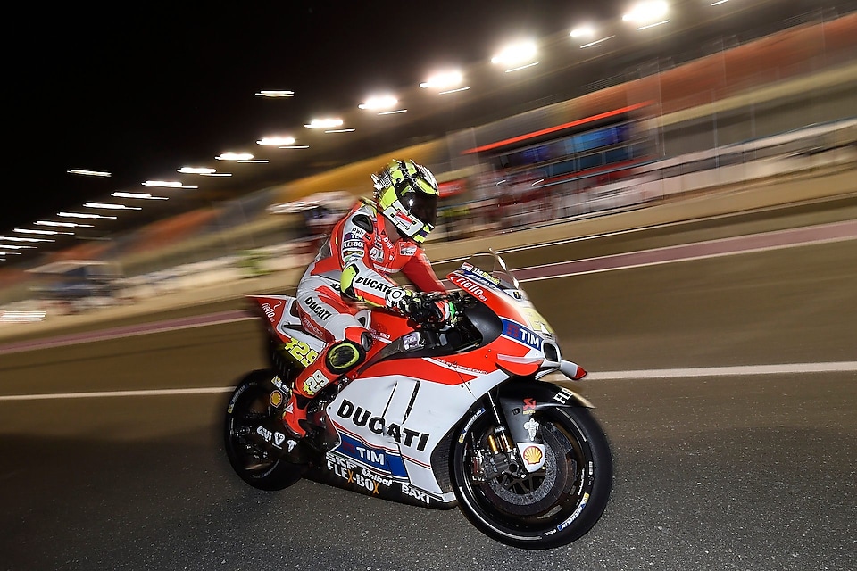 Ducati yarışçısı gece pistte yüksek hızda motor kullanıyor