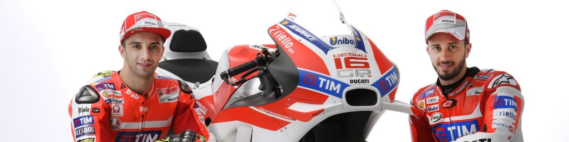 İki Ducati 2016 yarışçısı bir Ducati motosikletinin yanında oturuyor