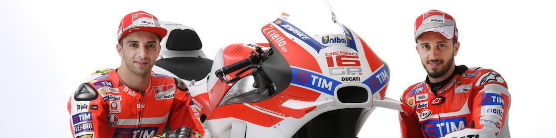 İki Ducati 2016 yarışçısı bir Ducati motosikletinin yanında oturuyor