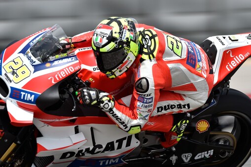 Ducati yarışçısı superbike ile bir köşeyi dönerken