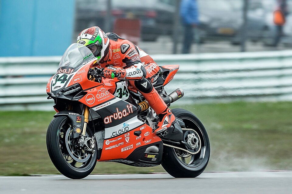 Ducati yarışçısı superbike dünya şampiyonasında bir düzlükte yarışıyor