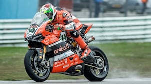 Ducati yarışçısı superbike dünya şampiyonasında bir düzlükte yarışıyor
