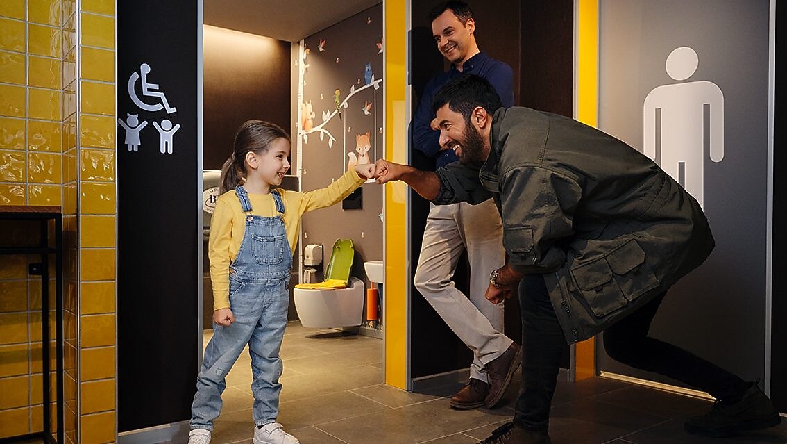 Havada, el yıkayan bir çocuk