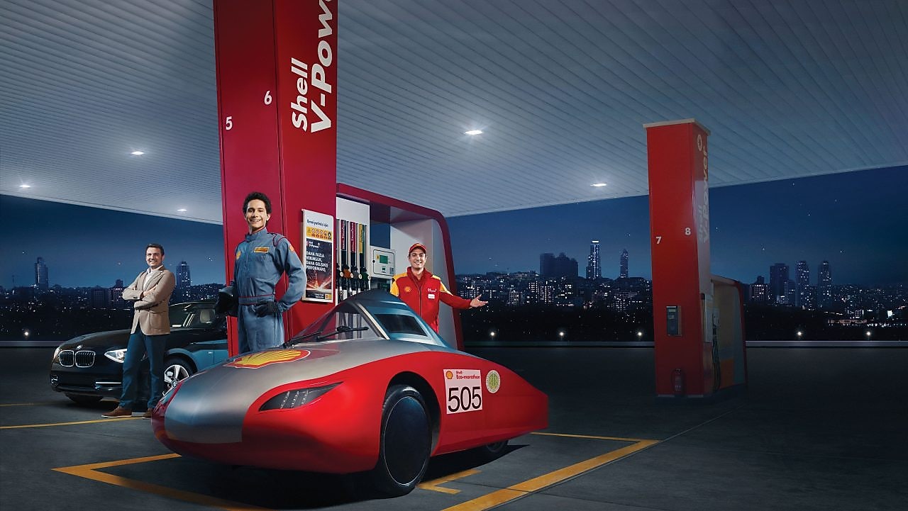 Shell istasyonunda bulunan insan görüntüleri