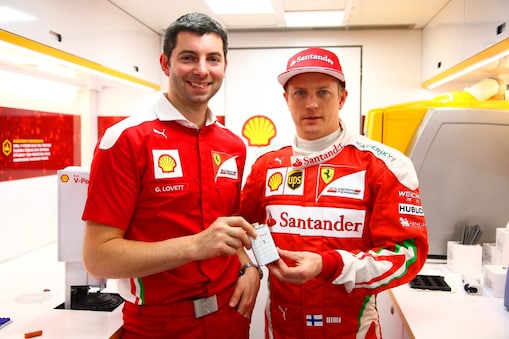 Guy Lovett ve Kimi Raikkonen shell v-power’ı tanıtıyor