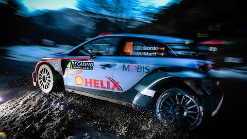 Ralli otomobili dünya ralli şampiyonasında tan vaktinde hızla yol alıyor