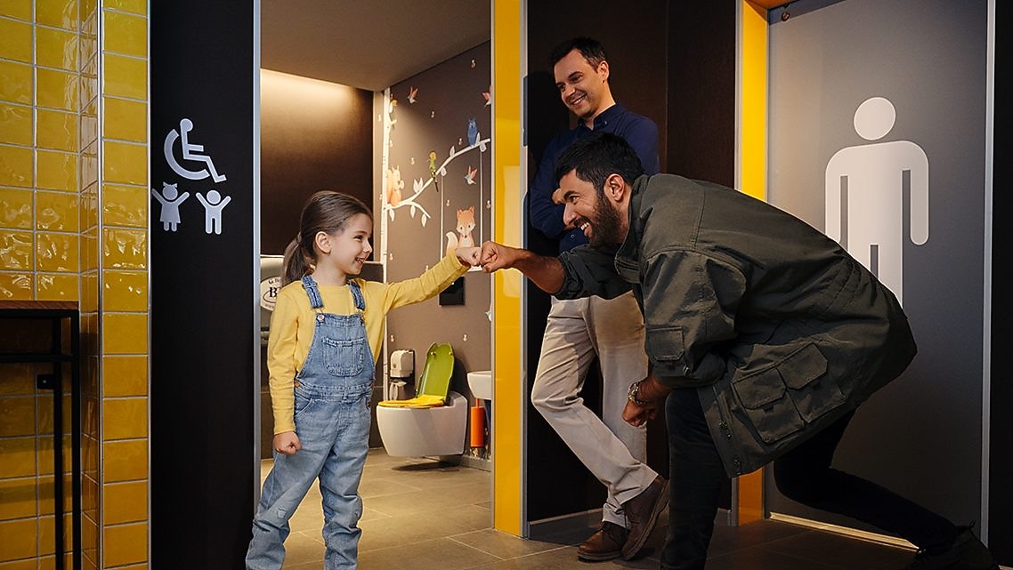 Havada, el yıkayan bir çocuk