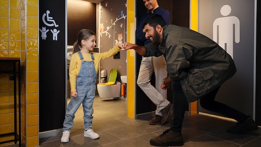 Havada, el yıkayan bir çocuk