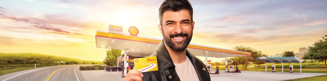 Man holding Shell Club Smart Card