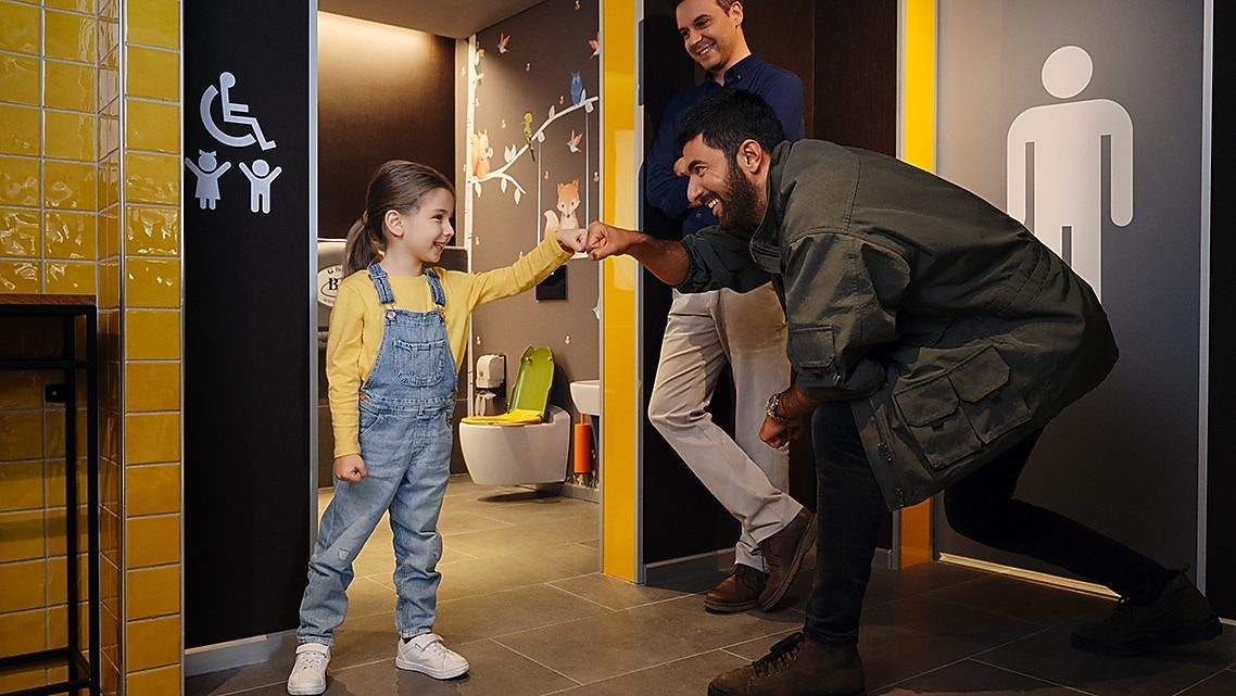 Havada, el yıkayan bir çocuk